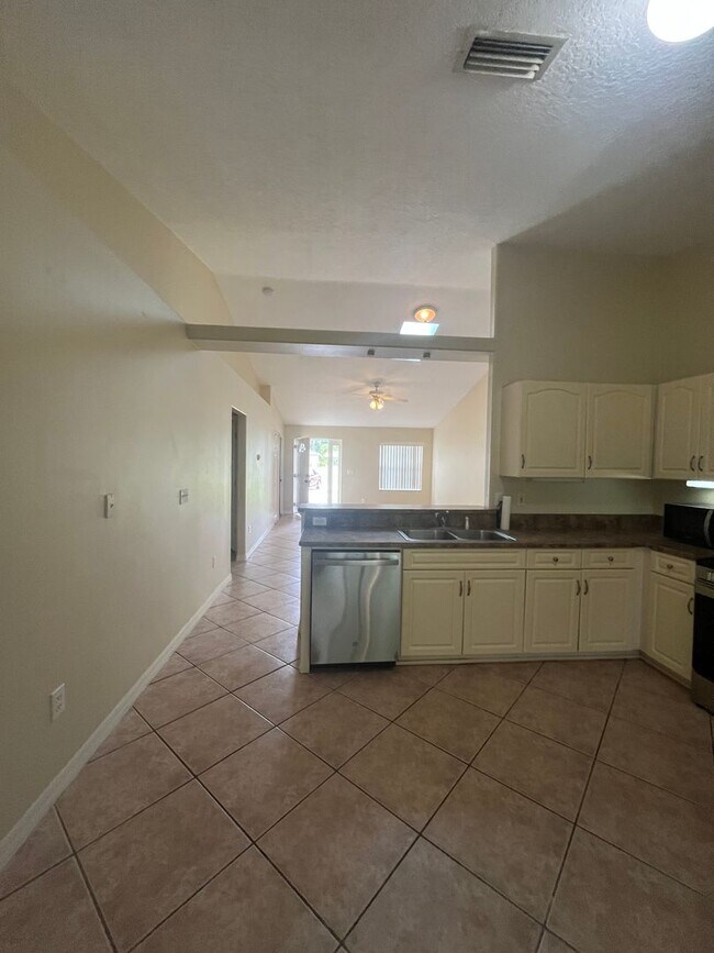 Building Photo - Welcome to this beautiful 3-bedroom, 2-bat...
