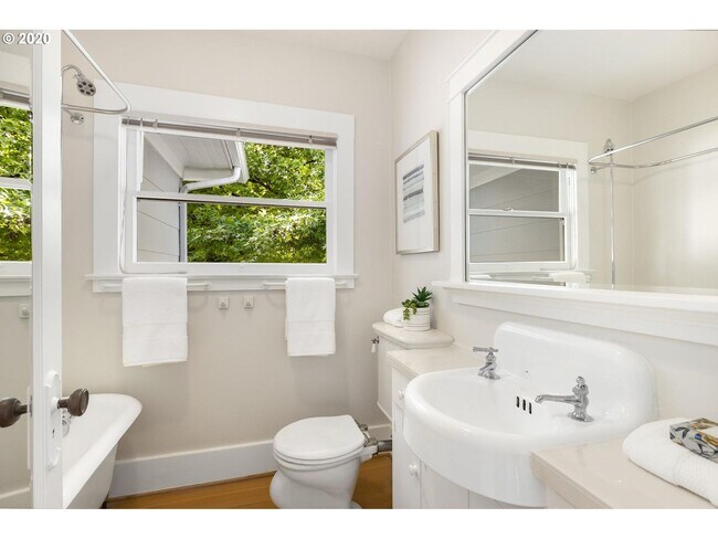 Building Photo - Charming 2-Bedroom Gem with Spacious Livin...