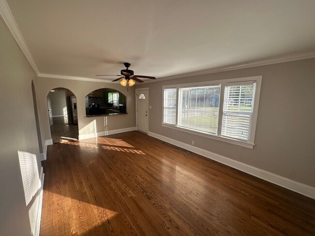 Building Photo - FOR LEASE - 3 bed, 2 bath, 1400 sqft single-family home