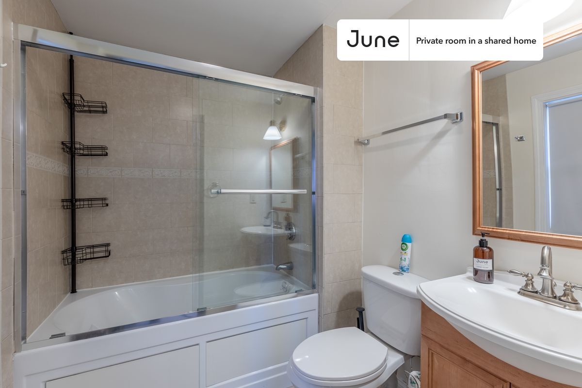 Building Photo - Private bedroom in 5 bed/3 bath Home