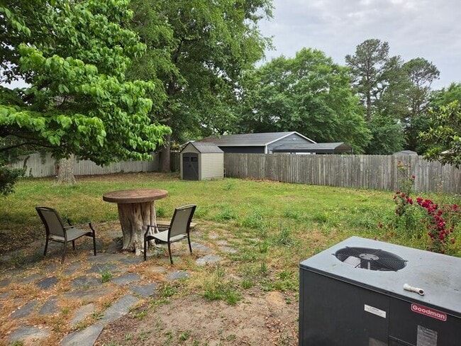 Building Photo - 5215 Redwood Dr