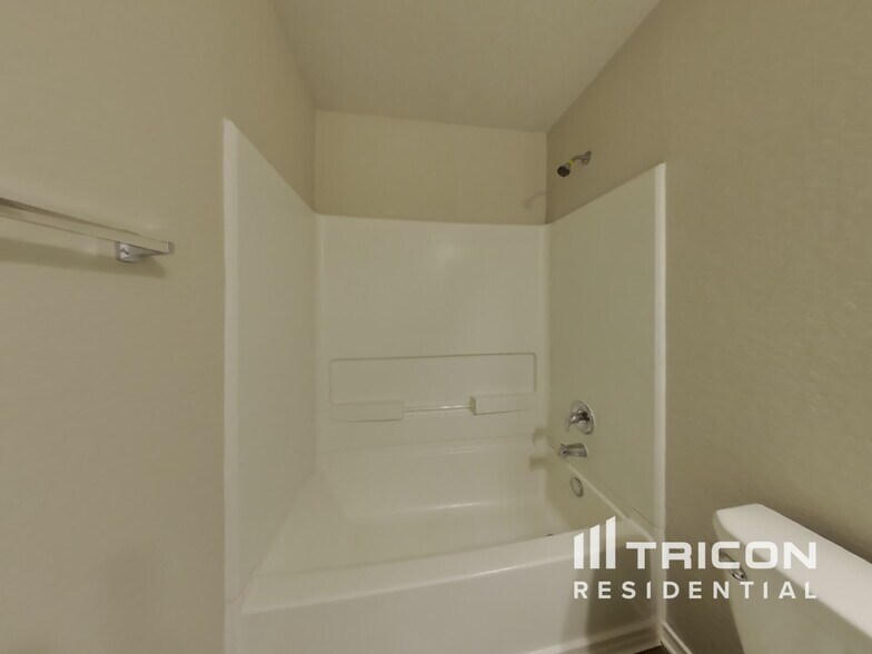 Building Photo - 421 Moonvine Way