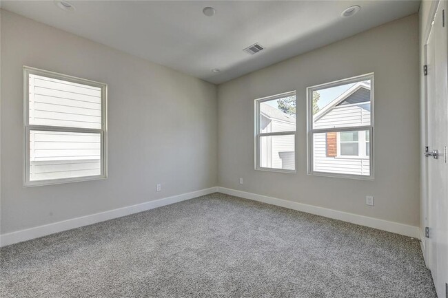 Building Photo - 3362 Pinemont Dr