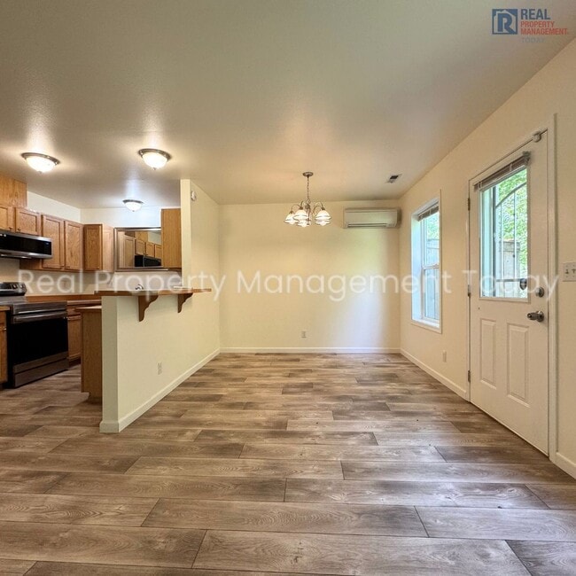 Building Photo - Cozy 2 Bedroom Townhouse + Garage Near Lak...