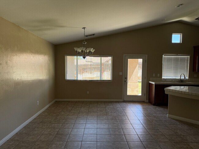 Building Photo - Spacious 3-Bedroom, 2-Bathroom Home in Sou...