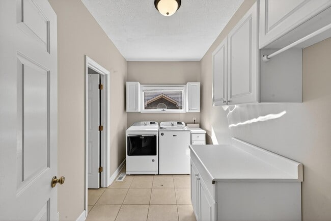 Building Photo - 205 Club Villa Dr W