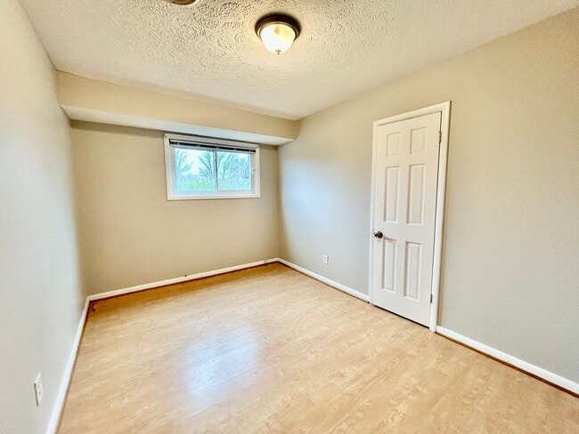 Building Photo - 3 Bedroom! Available Now!