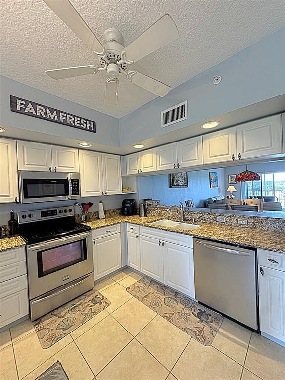 Building Photo - 1200 Country Club Dr