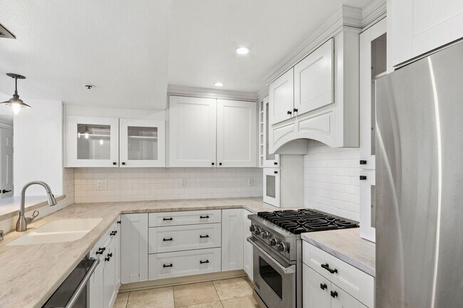 Building Photo - Ocean and Newport Harbor Views