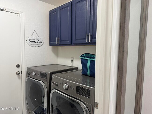 Building Photo - 3927 S Hollyhock Pl