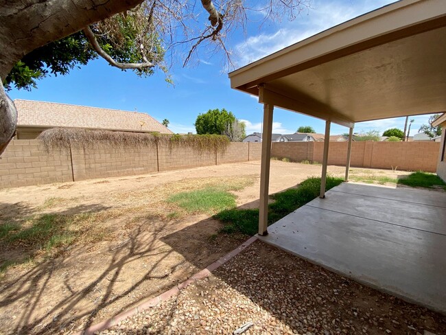 Building Photo - Corner Lot Property 3 bedroom 2 Bath