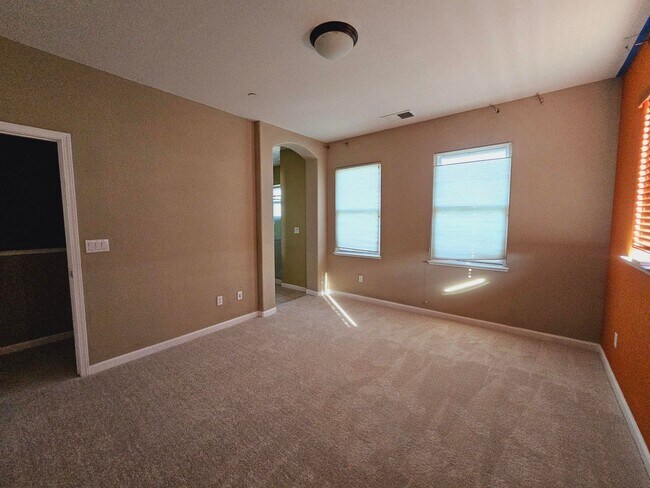 Building Photo - Modern Spacious 4-bedroom Townhome in San ...