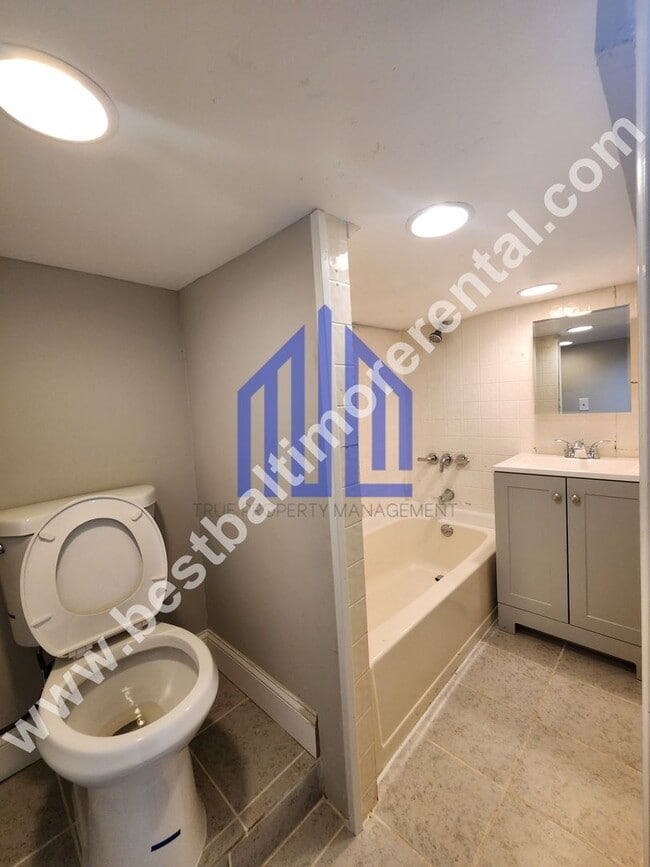 Building Photo - Spacious 3 Bedroom in East Baltimore