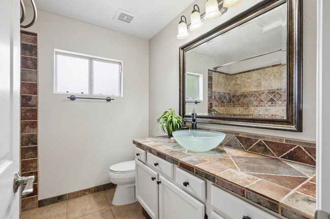 Building Photo - 8734 W Bloomfield Rd