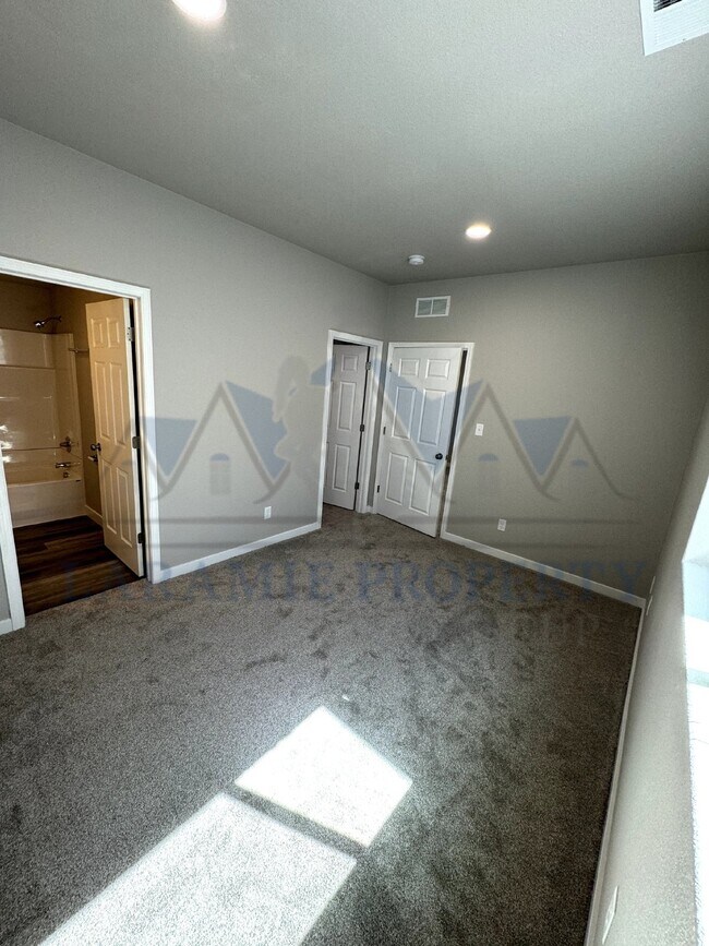 Building Photo - 4-Bedroom, 4.5 bath Condo - $1,000 off Sep...