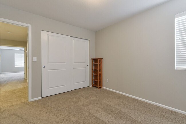 Building Photo - Maple Valley Stunning 5+ Bedroom 2.75 Bath
