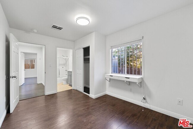 Building Photo - 1128 Irolo St