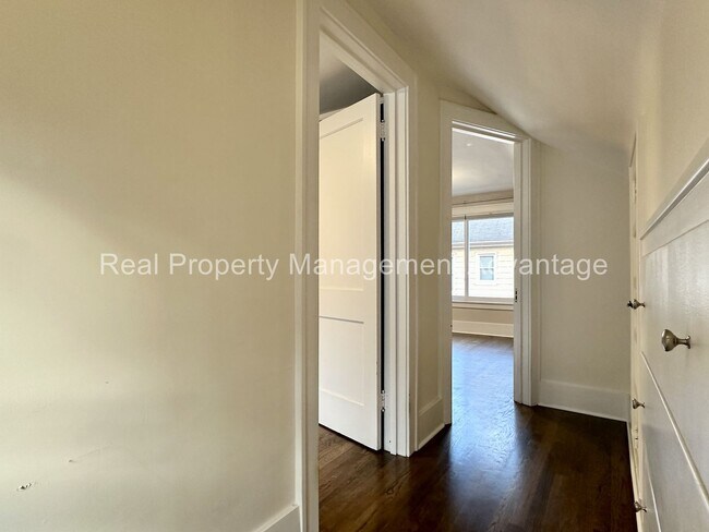 Building Photo - 310 W Hazelhurst St