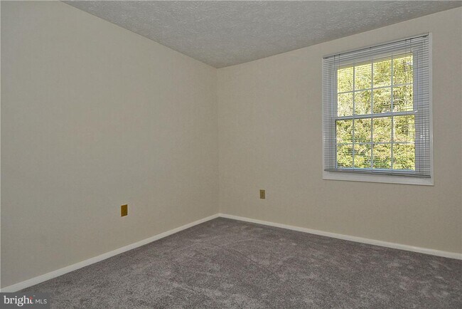 Building Photo - 5 Sanders Ct