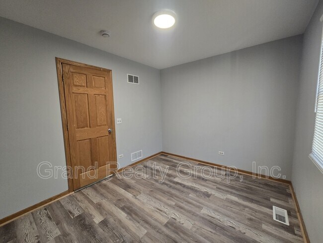 Building Photo - 307 N Rosedale Ct