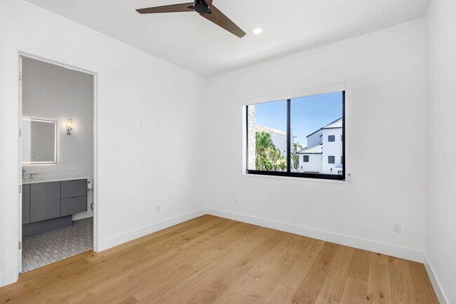 Building Photo - Stunning Custom Built Residence in the Exc...