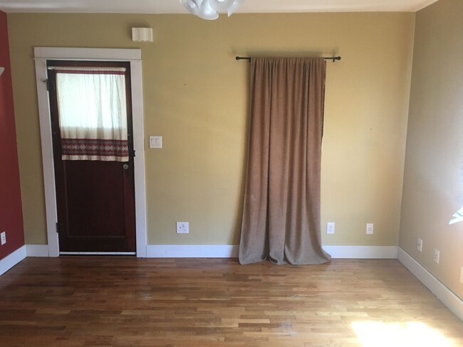 Building Photo - $795 - 2 bed 1 bath - Single Family Home