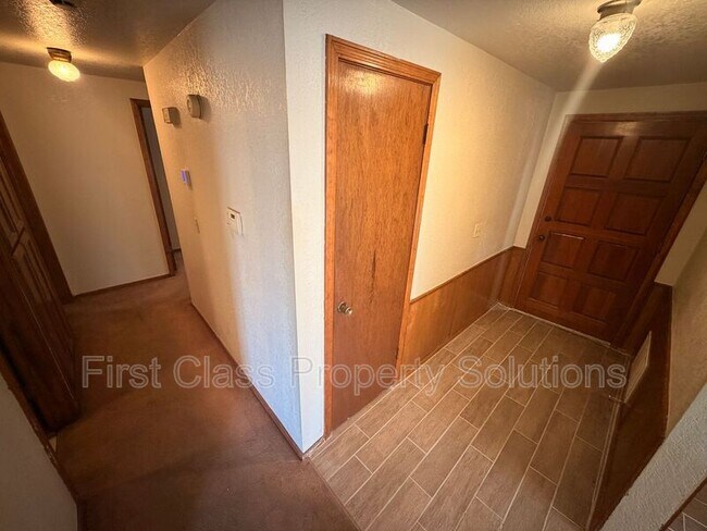 Building Photo - 8613 E Parkridge Dr