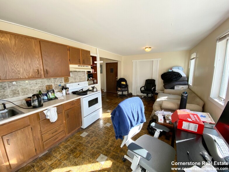 Building Photo - 33 Lawn St