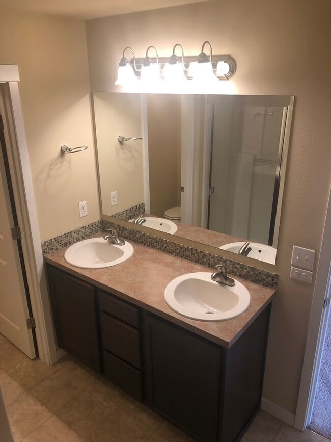 Building Photo - 3 Bed, 2.5 Bath Millcreek Townhouse New Ca...