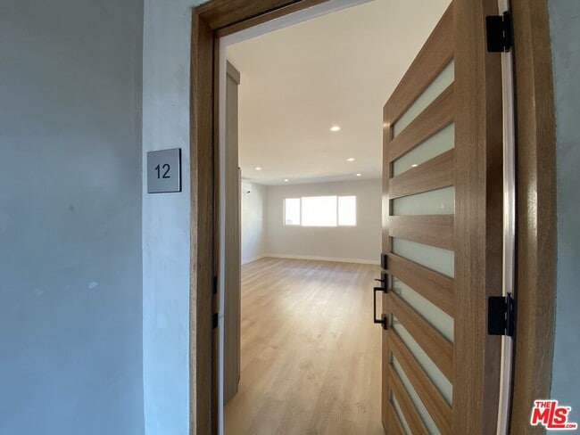 Building Photo - 3207 W 3rd St