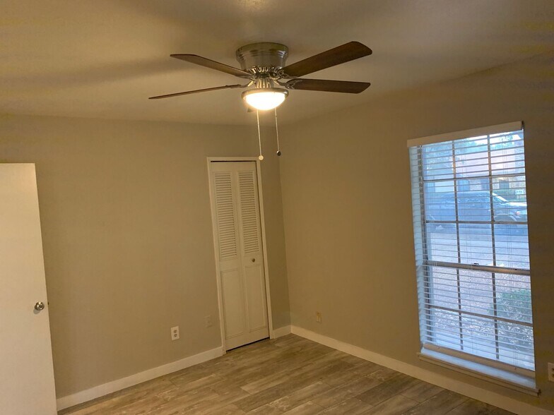 Building Photo - 1335 Carnation Dr