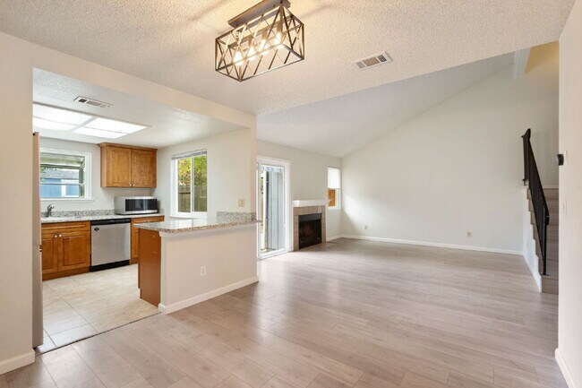 Building Photo - CUTE MASTER SUITE SURE TO CATCH YOUR ATTENTION IN ELK GROVE