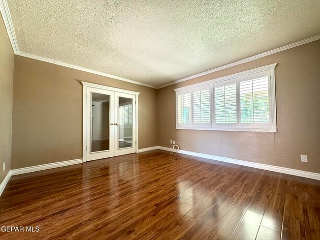 Building Photo - 10288 Lakeview Dr