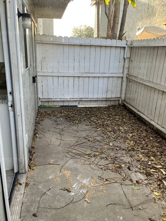 Building Photo - 2-bedroom/ 1.5- bathroom townhome. *Move I...