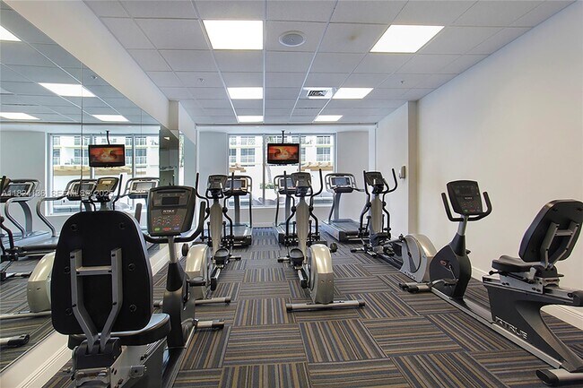 Building Photo - 1750 N Bayshore Dr