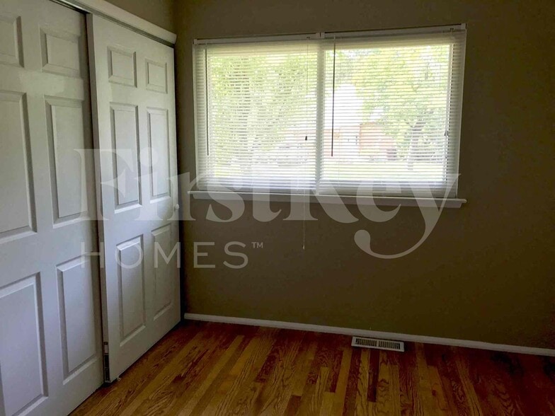 Building Photo - 910 Claver Ln