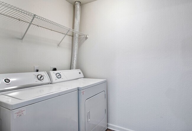 Building Photo - 2Bed/2Bath, Upgraded Condos in the Heart o...
