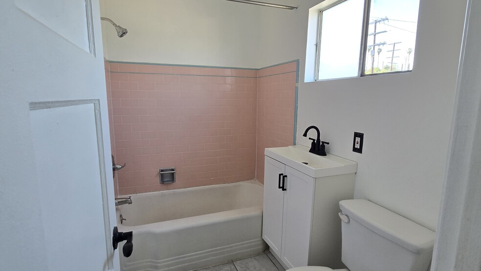 Building Photo - 3554 Locke Ave