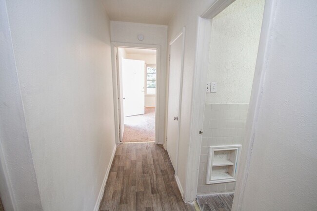 Building Photo - Close to Local Amenities and Downtown