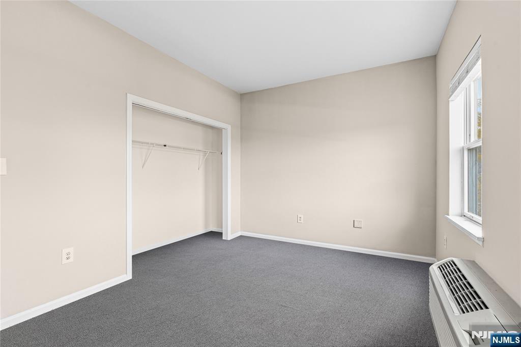 Building Photo - 905 River Rd