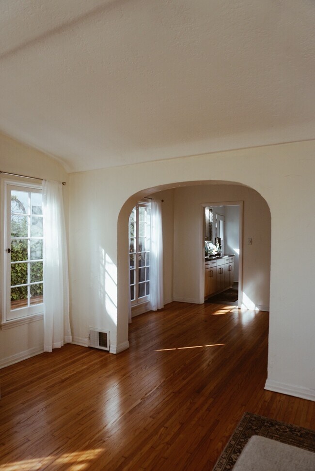 Building Photo - 907 15th St