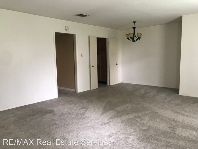 Building Photo - 3 br, 2.5 bath House - 10032 Georgetown