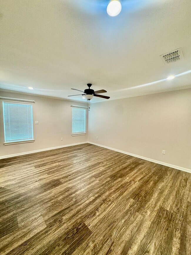 Building Photo - Elegant Estate in the Country Club Setting-Mother in law suite