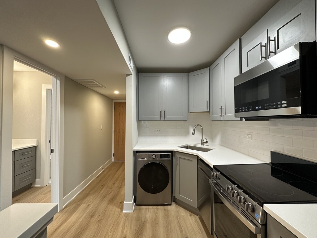 Building Photo - 1214 N La Salle Dr