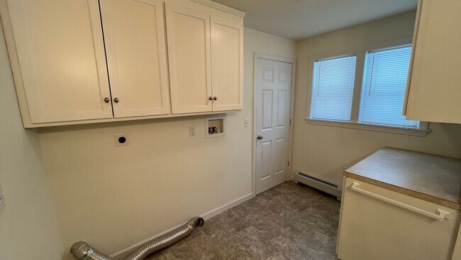 Building Photo - Conventional Style 3 BR Single Family Home...