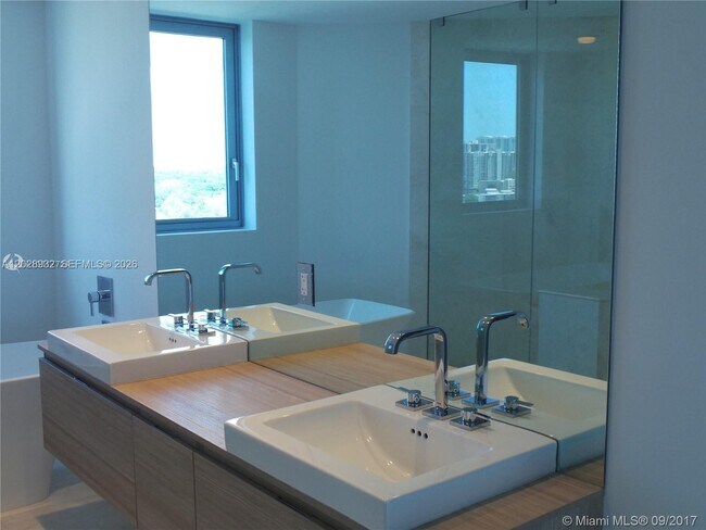 Building Photo - 17111 Biscayne Blvd