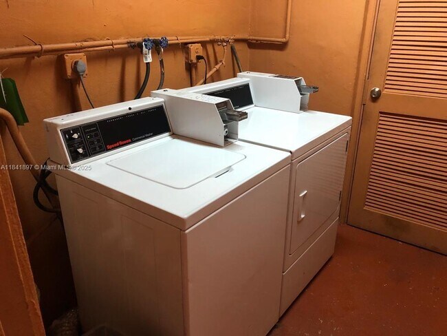 Building Photo - 1591 NE Miami Gardens Dr
