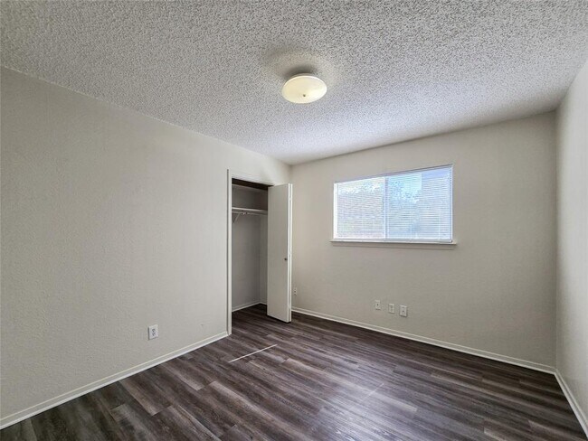 Building Photo - 12111 Saxony Ln