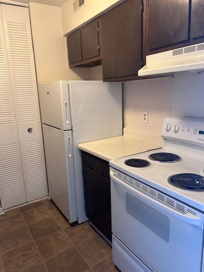 Building Photo - 2 Bedroom Apartment Avaialble!