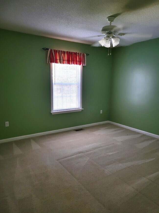 Building Photo - 71 Crest Cir